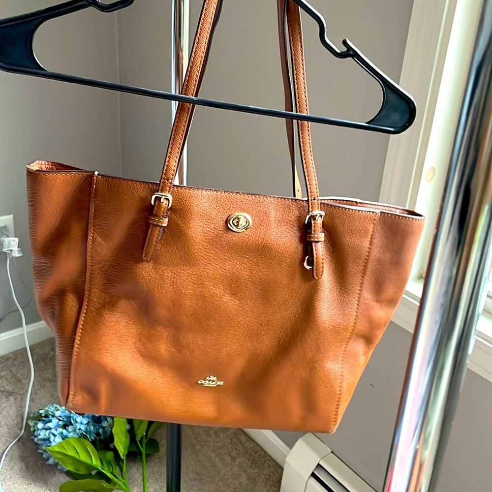 Coach purse lightly used in great condition